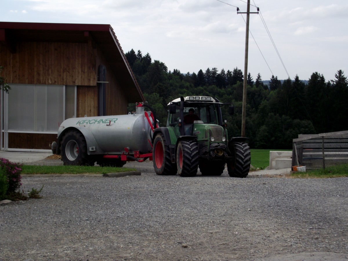 Fendt Vario 412 machst sich mit Kirchner Gllefass auf dem Weg zum Feld am 24.07.13