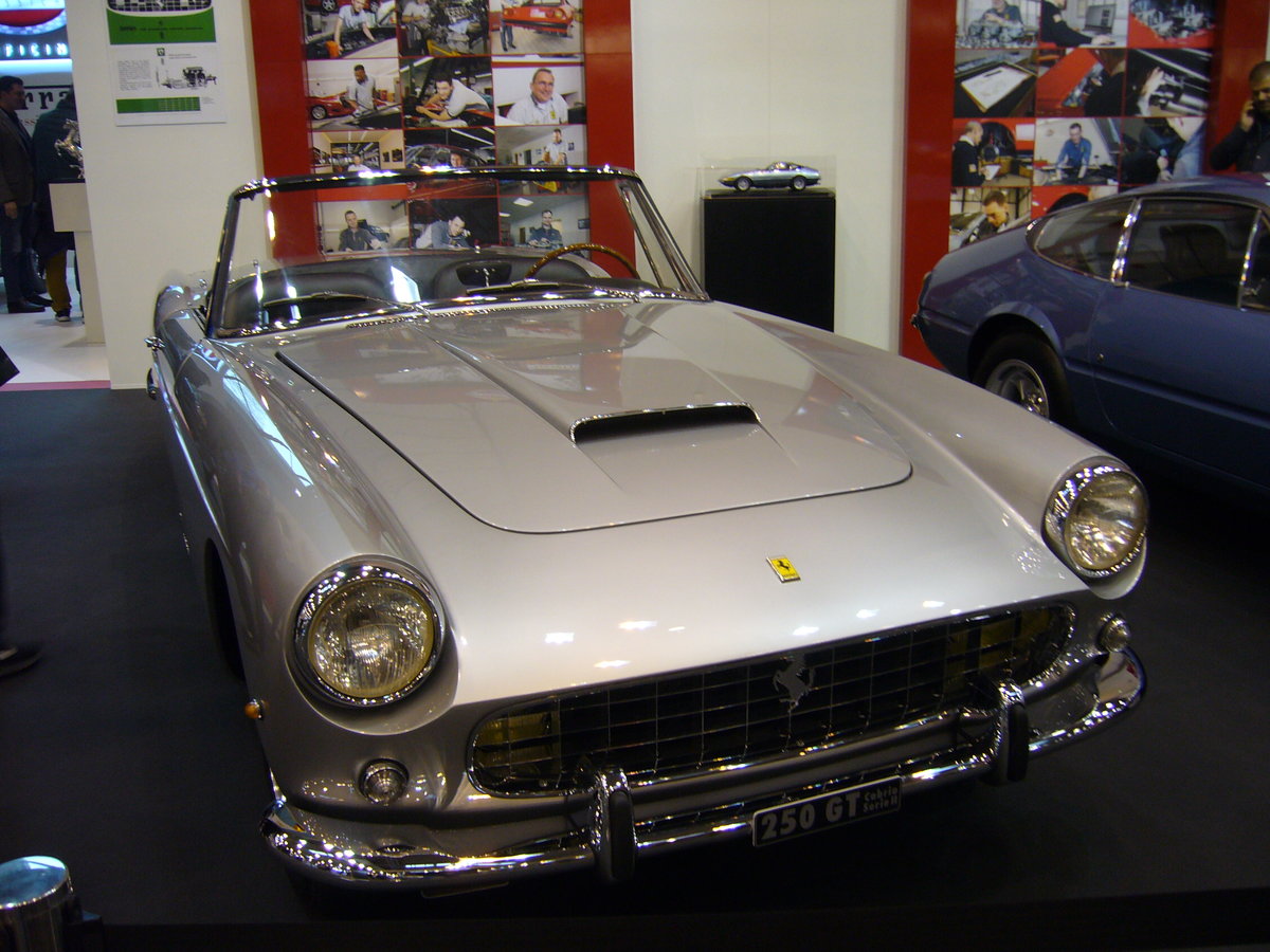 Ferrari 250 GT Cabriolet der Serie 2 aus dem Modelljahr 1960. Zwischen 1959 und 1962 verließen 176 solcher Cabriolets die Werkshallen von Maranello. Der V12-motor hat einen Hubraum von 2953 cm³ und leistet 240 PS. Diese Motorleistung kann den Wagen auf eine Höchstgeschwindigkeit von 205 km/h beschleunigen. Techno Classica Essen am 22.03.2018.