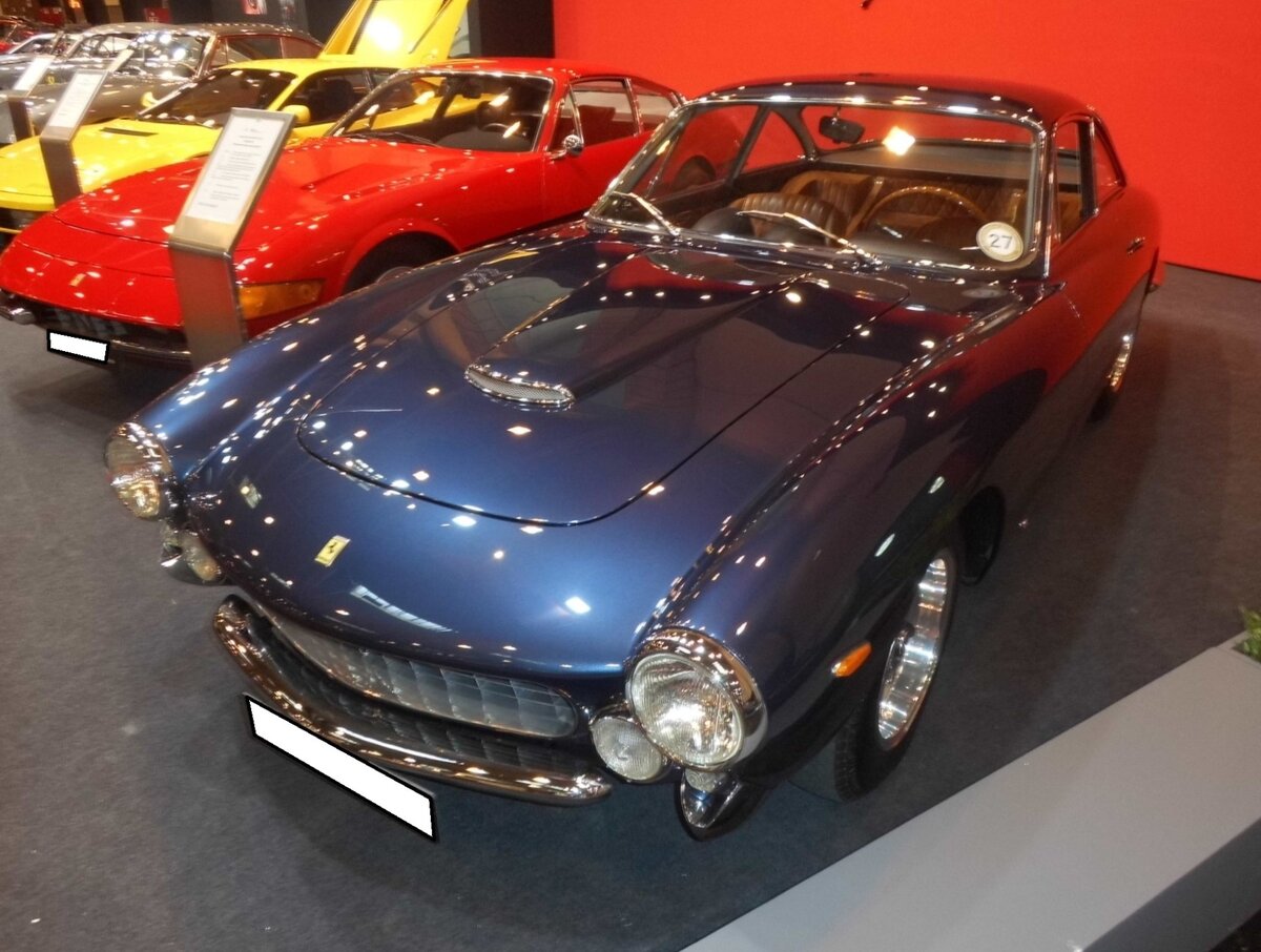 Ferrari 250 GT Coupe im Originalfarbton ribot blu, gebaut in Maranello in den Jahren von 1960 bis 1962. Der 250 GT war das erste viersitzige Modell der Marke mit dem  cavallo rampante  im Firmenlogo. Der V12-Motor hat einen Hubraum von 2.992 cm³ und leistet ca. 240 PS. Die Höchstgeschwindigkeit dieses schnittigen Coupes wurde mit 230 km/h angegeben . Dieses Coupe aus dem Jahr 1963 ist eines von den insgesamt 962 gebauten Autos dieses Typs. Retro Classics in Essen am 09.04.2026.