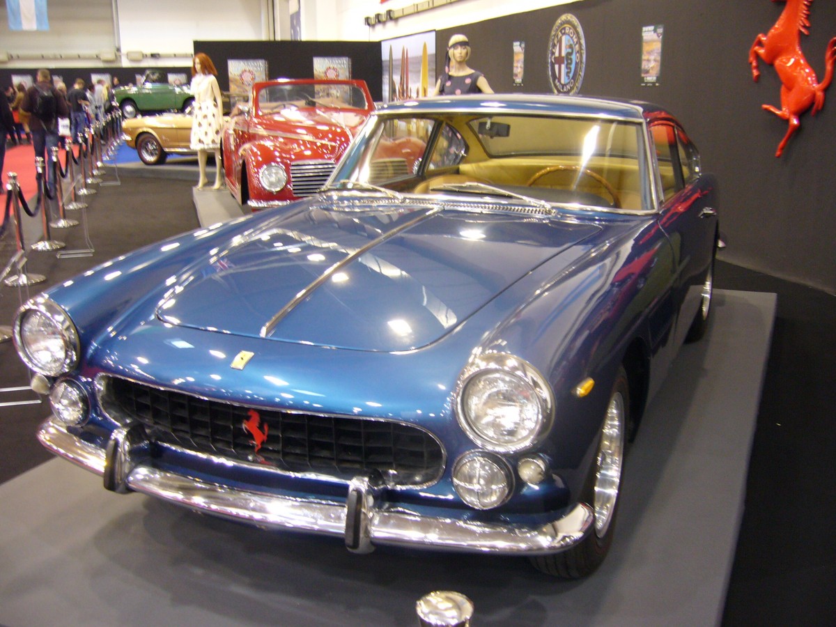 Ferrari 250 GTE. 1960 - 1963. Von diesem 2+2 Sitzer wurden 955 Stück gebaut. Der V-12motor leistet 264 PS aus 2953 cm³ Hubraum. Essen-Motor-Show am 05.12.2014.