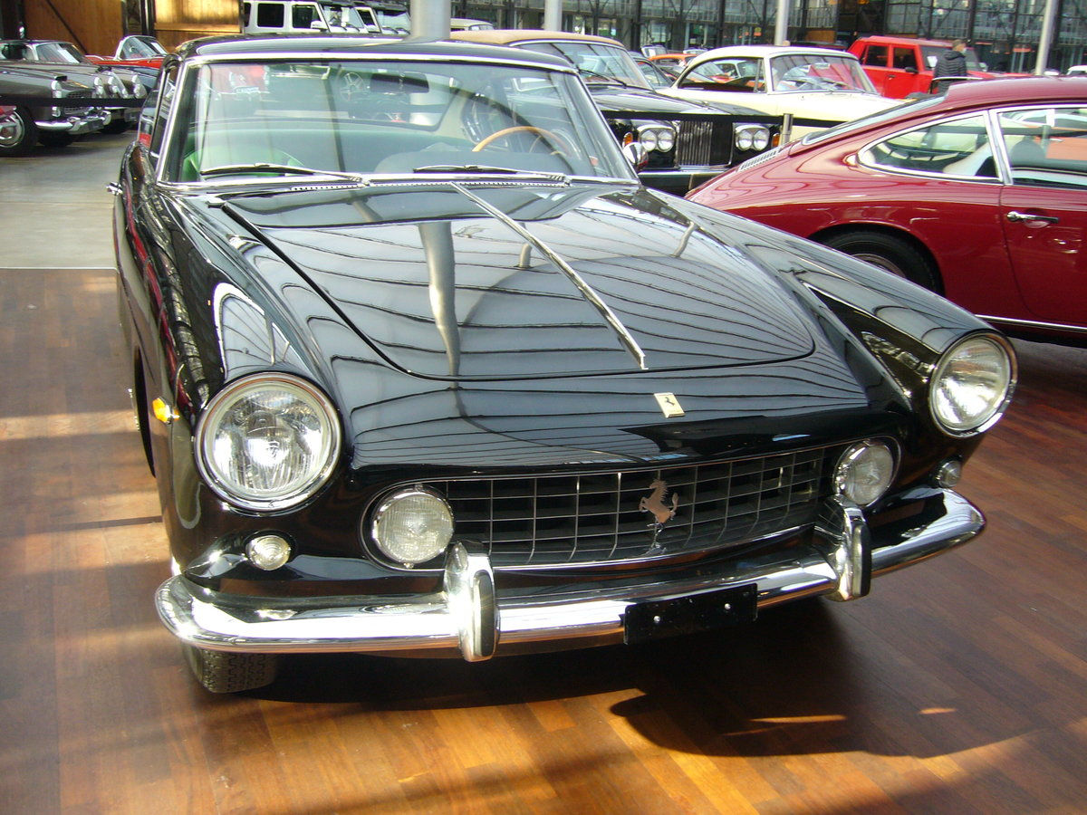 Ferrari 250 GTE Coupe, gebaut in Maranello in den Jahren von 1960 bis 1963. Der 250 GTE war das erste viersitzige Modell der Marke Ferrari. Der V12-Motor hat einen Hubraum von 2.951 cm³ und leistet ca. 240 PS. Die Höchstgeschwindigkeit dieses schnittigen Coupes wurde mit 230 km/h angegeben . Es wurden 950 Exemplare dieses Modelles gebaut. Classic Remise Düsseldorf am 31.10.2020.