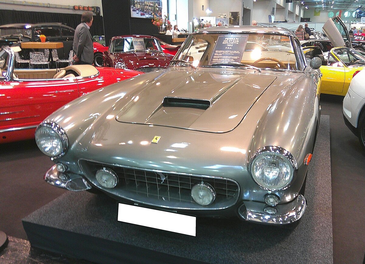 Ferrari 250GT Berlinetta SWB im Farbton grigio notte aus dem Jahr 1962. Das SWB in der Typenbezeichnung steht für S hort W heel B ase, also ein verkürztes Fahrgestell. Ferrari stellte den 250 GT Berlinetta SWB im Oktober 1959 auf dem Pariser Autosalon öffentlich vor. Kurz danach begann die Serienfertigung. Der gezeigte 250 SWB stammt aus dem letzten Modelljahr dieser Baureihe = 1962. Für den ungestümen Vortrieb dieser  Fahrmaschine  sorgt ein V12-Motor mit einem Hubraum von 2953 cm³ und einer Leistung von 240 PS. Retro Classics in Essen am 09.04.2026.