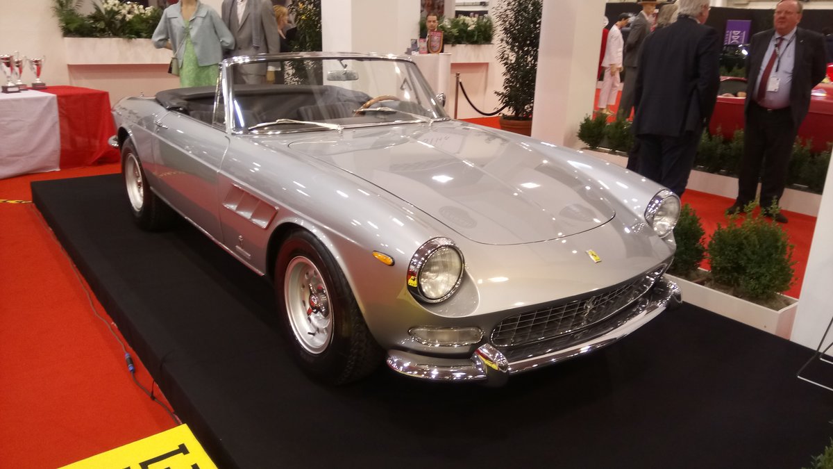 Ferrari 275 GTS. 1964 - 1968. Der GTS war die Cabrioletversion des 275 GTB. Unter der Motorhaube werkelt ein V12-motor, der aus 3286 cm³ Hubraum 260 PS leistet. Von diesem formschönen Cabriolet wurden ca. 200 Fahrzeuge produziert. Essen Motor Show am 30.11.2016.