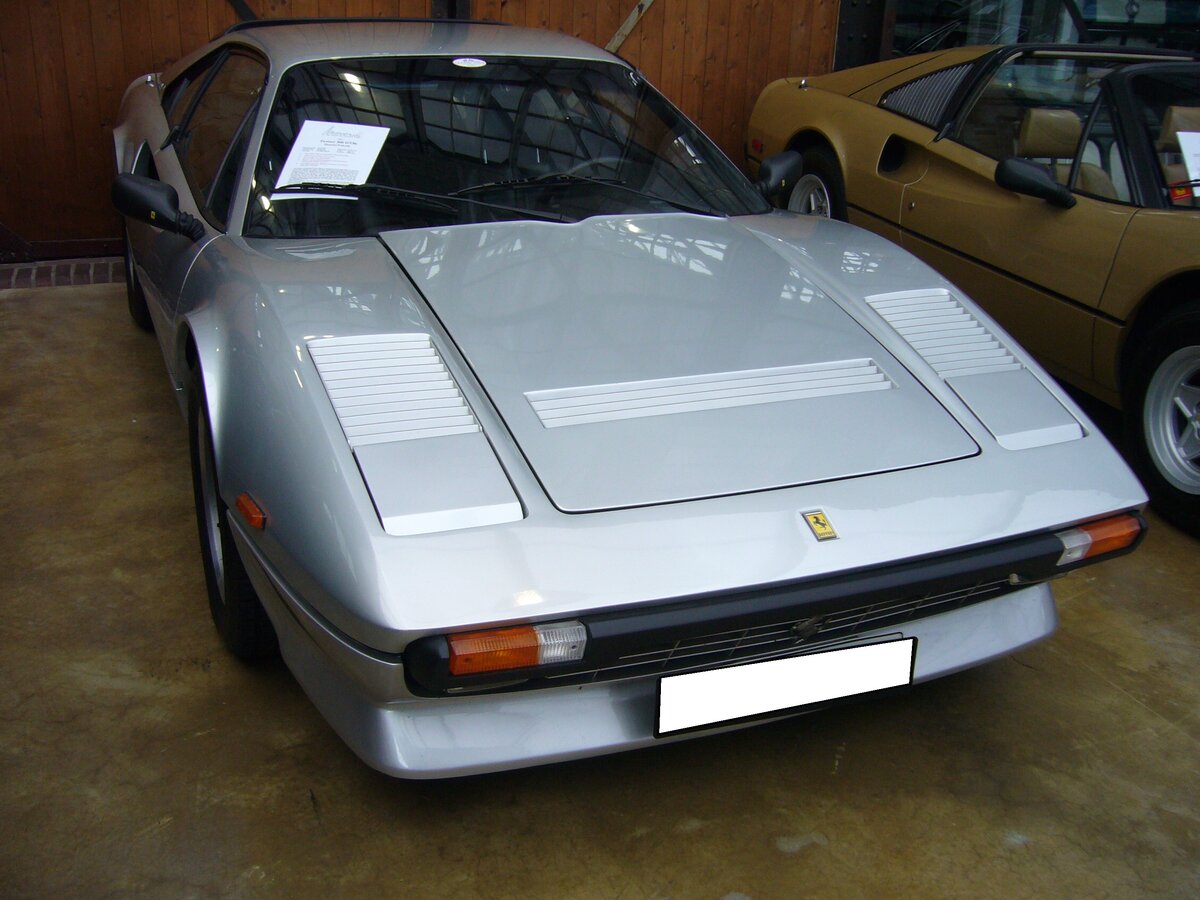 Ferrari 308GTBi Quattro Valvole. Der Ferrari 308GTB kam 1976 auf den Markt. Basierend auf dem Chassis des  Dino  wurde das Modell anfangs aus GFK, später in Blechbauweise produziert. Die  308  steht übrigens für 3.0 Liter Hubraum und die 8 Zylinder. Ab 1980 war das Modell aufgrund strengerer Abgasbestimmungen nur noch als 308GTBi mit Benzineinspritzung lieferbar. Der als Mittelmotor verbaute V8-Motor hat einen Hubraum von 2927 cm³ und leistet in der GTBi Version 214 PS. Classic Remise Düsseldorf am 23.11.2021.