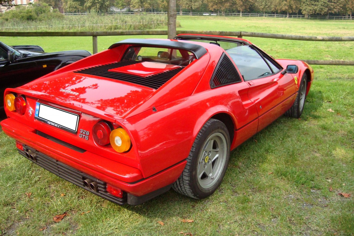 Ferrari 328 GTS. 1985 - 1989. Das GTS steht für G ran T ourismo S pider. Angetrieben wird der Bolide aus Maranello von einem 3185 cm³ großen V8-motor, der 270 PS leistet. Schloß Nordkirchen im Münsterland am 05.09.2014.