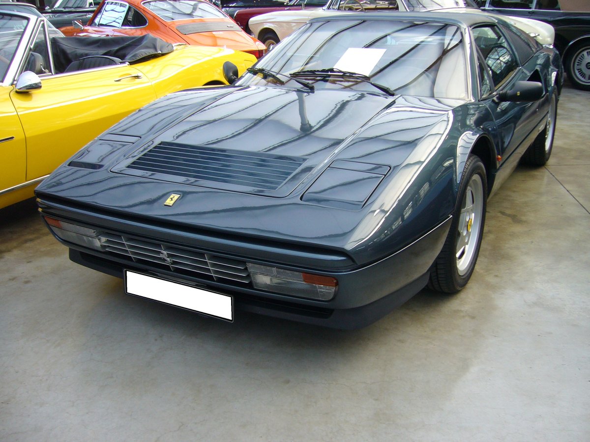 Ferrari 328 GTS (G ran T urismo S pider), gebaut in Maranello in den Jahren von 1985 bis 1989. Der 328 erschien 1985 als Nachfolger des 308. Der V8-Motor leistet 271 PS aus einem Hubraum von 3185 cm³. Es wurden ca. 12.500 Einheiten des Modelles 328, das auch als Coupe 328 GTB bestellt werden konnte, produziert. Der gezeigte Wagen ist in der selten bestellten Farbe blu medio metalisato lackiert. Classic Remise Düsseldorf am 31.10.2020.