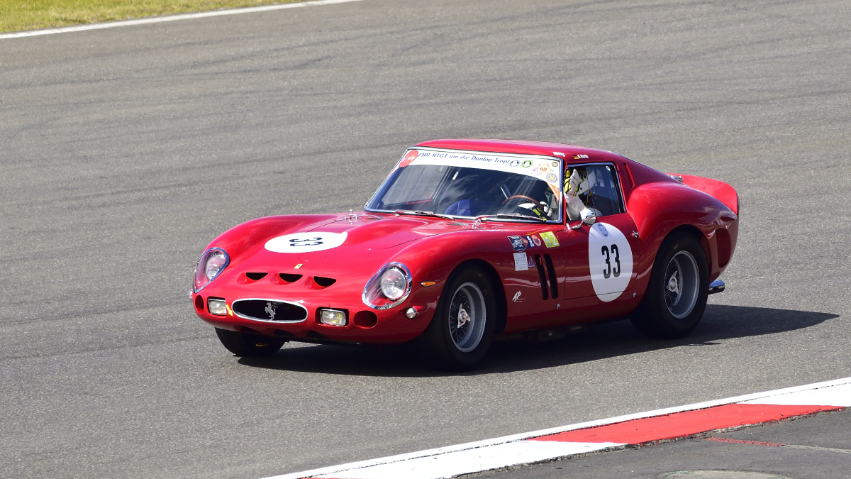  Ferrari 330 GTO, Historic Championship`65, gefahren werden Sprintrennen mit einer Renndauer von 2 x 30 Minuten bis 2 x 40 Minuten (je Veranstaltung).
Zugelassen sind Fahrzeuge der Kategorie GT, Tourenwagen und zweisitzige Rennsportwagen der Baujahre 1947 bis 1965 nach dem Reglement der FIA Anhang „K“.
Aufnahmen vom: N�rburgring Classic am 13.06.2026, aus den Zuschauer Bereichen.