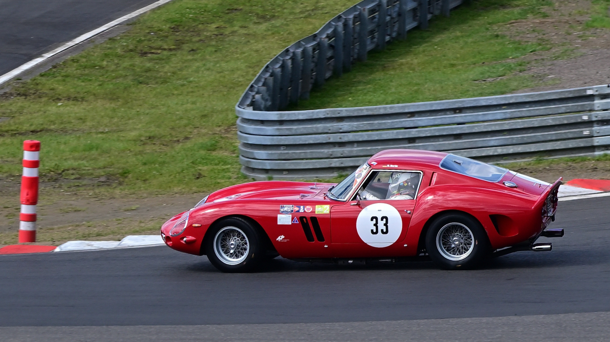 Ferrari 330 GTO, Historic Championship`65, gefahren werden Sprintrennen mit einer Renndauer von 2 x 30 Minuten bis 2 x 40 Minuten (je Veranstaltung).
Zugelassen sind Fahrzeuge der Kategorie GT, Tourenwagen und zweisitzige Rennsportwagen der Baujahre 1947 bis 1965 nach dem Reglement der FIA Anhang „K“.
Aufnahmen vom: N�rburgring Classic am 13.06.2026, aus den Zuschauer Bereichen.