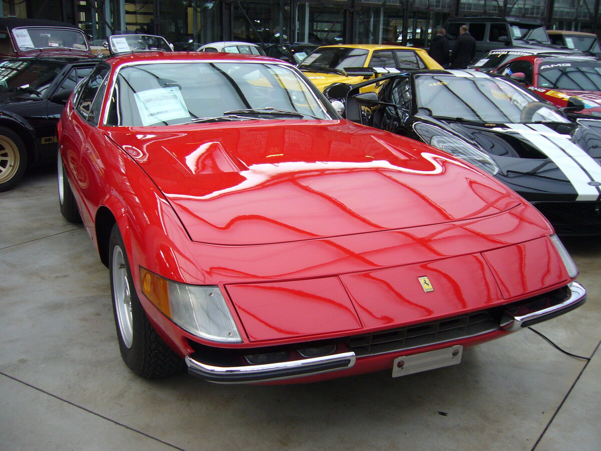 Ferrari 365 GTB 4 Daytona aus dem Jahr 1971. Das Modell 365 GTB/4 wurde von 1966 bis 1973 als Coupe und Cabriolet produziert. Hier wurde ein später 365 GTB/4 aus dem Modelljahr 1971 abgelichtet. Dieses ist an den  Schlafaugen-Frontscheinwerfern  erkennbar. Davor waren die Scheinwerfer durch eine Plexiglasabdeckung geschützt. Der V12-Motor mit einem Hubraum von 4390 cm³ Hubraum leistet 352 PS. Classic Remise Düsseldorf am 30.12.2022.