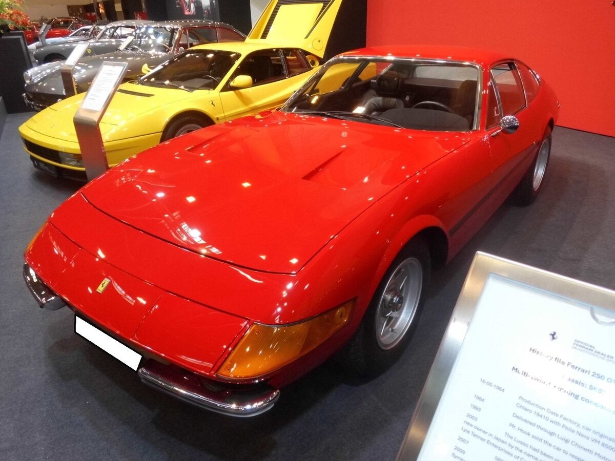Ferrari 365 GTB 4 Daytona aus dem Jahr 1971. Das Modell 365 GTB/4 wurde von 1966 bis 1973 als Coupe und Cabriolet produziert. Hier wurde ein später 365 GTB/4 aus dem Modelljahr 1971 abgelichtet. Dieses ist an den  Schlafaugen-Frontscheinwerfern  erkennbar. Davor waren die Scheinwerfer durch eine Plexiglasabdeckung geschützt. Der V12-Motor mit einem Hubraum von 4390 cm³ Hubraum leistet 352 PS. Retro Classics in Essen am 09.04.2026.