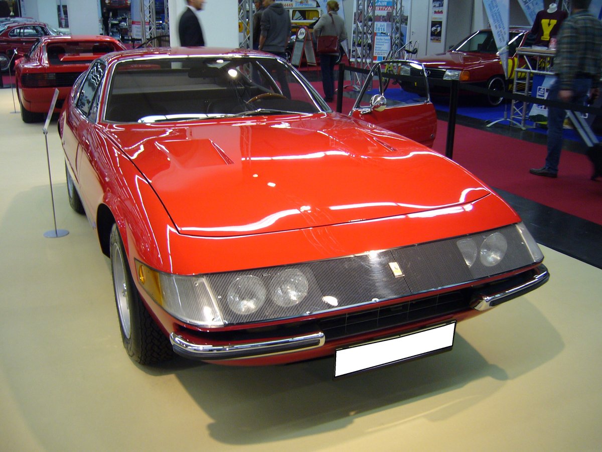 Ferrari 365 GTB/4. Das Modell 365 GTB wurde von 1966 - 1973 in etlichen Karosserieversionen produziert. Hier wurde ein früher 365 GTB/4 aus dem Jahr 1970 abgelichtet. Dieses ist an der Plexiglasabdeckung der Scheinwerfer erkennbar. Später verschwanden die Scheinwerfer als  Schlafaugen . Der V12-motor mit 4390 cm³ Hubraum leistet 352 PS. Techno Classica Essen am 09.04.2016.