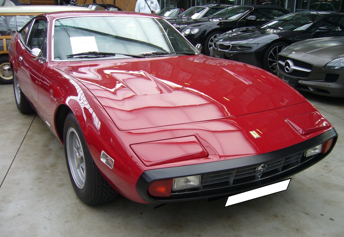 Ferrari 365 GTC/4, gebaut in den Jahren von 1971 bis 1973. Von diesem Coupe mit zweiter Sitzreihe wurden lediglich 505 Exemplare gefertigt. Der abgelichtete Wagen ist im Farbton rosso nearco lackiert und wurde 1972 produziert. Der V12-Motor hat einen Hubraum von 4390 cm³ und leistet 340 PS. Die Höchstgeschwindigkeit gab das Werk mit 260 km/h an. Classic Remise Düsseldorf am 30.10.2023.