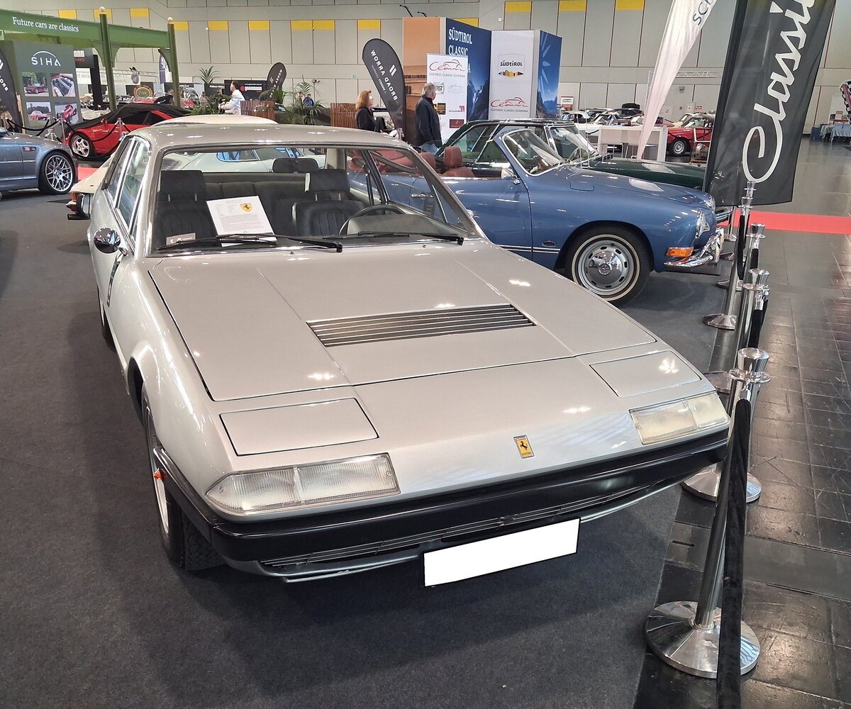 Ferrari 365GT4 2+2 aus dem Jahr 1973. Dieses Gran-Turismo-Coupe wurde 1972 vorgestellt. Das neue Modell hatte von Pininfarina ein vollkommen neues Design verpasst bekommen. Ziel war es einen schnellen, schlanken und eleganten 2+2 mit traditionellem V12-Motor zu schaffen, der mit den klassischen Formen des 365 GT 2+2 des Jahres 1967 brach und zudem im Fond mehr Platz als der GTC4 des Jahres 1970 bot. Der V12-Motor hat einen Hubraum von 4360 cm� und leistet 309 PS. Techno Classica Salon in Dortmund am 25.09.2026.