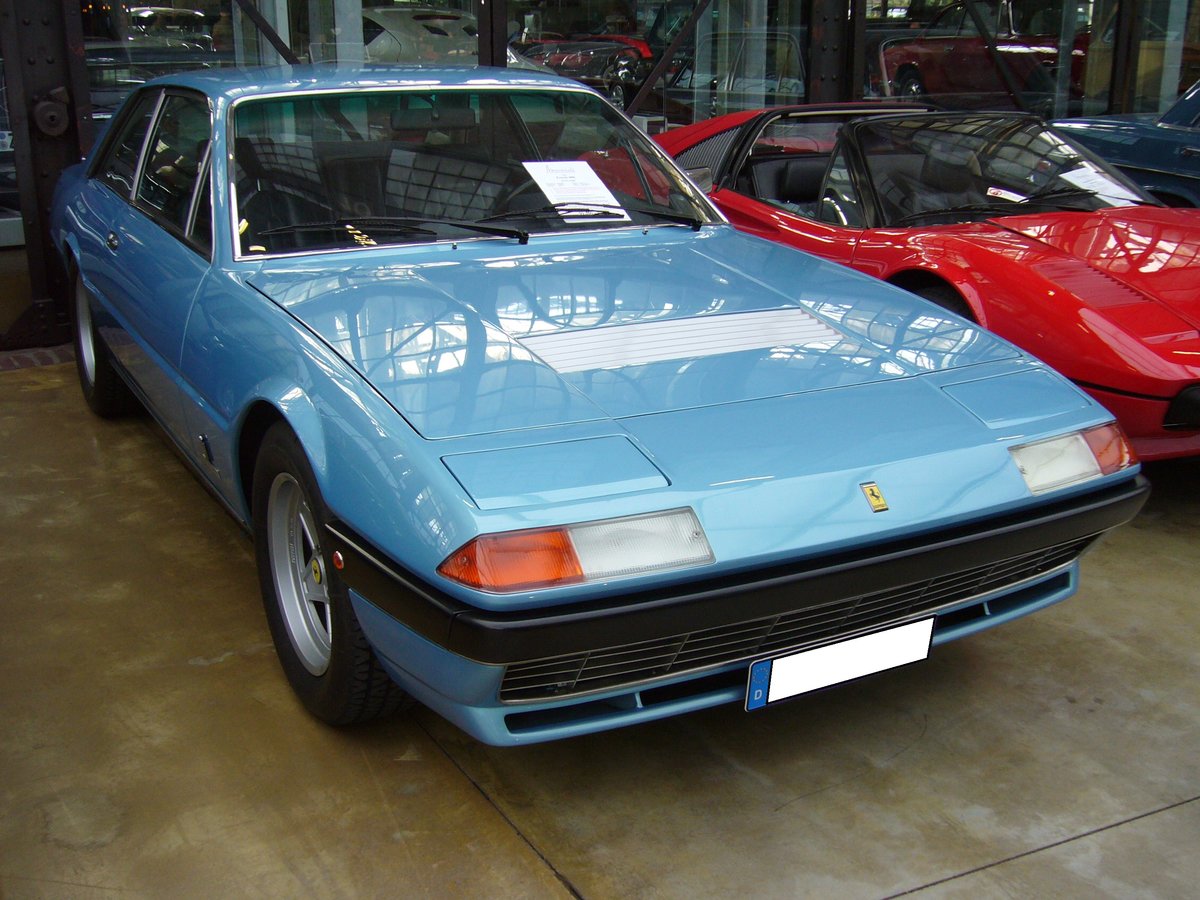 Ferrari 400i, gebaut von 1979 bis 1985. Der V12-motor hat einen Hubraum von 4.823 cm³ und leistet 310 PS. Von diesem Modell wurden 1.305 Einheiten produziert. Davon ca. 2/3 mit der erstmals bei Ferrari lieferbaren Getriebeautomatik. Der abgelichtete Wagen aus italienischem Erstbesitz ist allerdings Hand geschaltet. Classic Remise Düsseldorf am 28.10.2018.