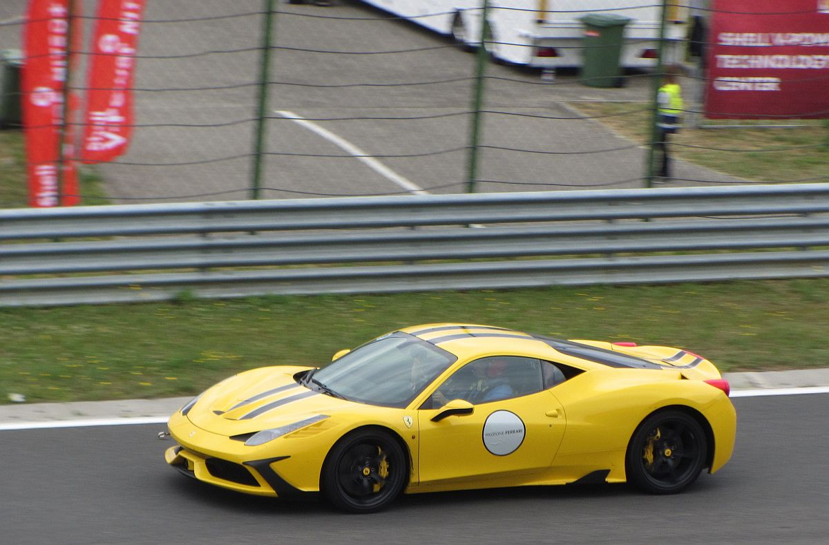 Ferrari 458 Italia Speziale (gelb) auf dem Ferrari Racing Days 2015, Hungaroring.