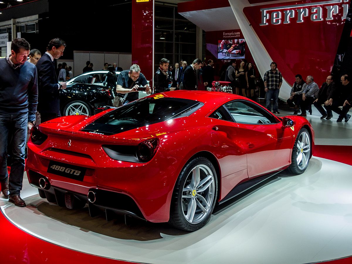 Ferrari 488 GTB (Rückansicht). Hier ist das Nachvolgemodell des 458 Italia zu sehen mit einem Turbomotor. Foto> Autosalon Genf 2015