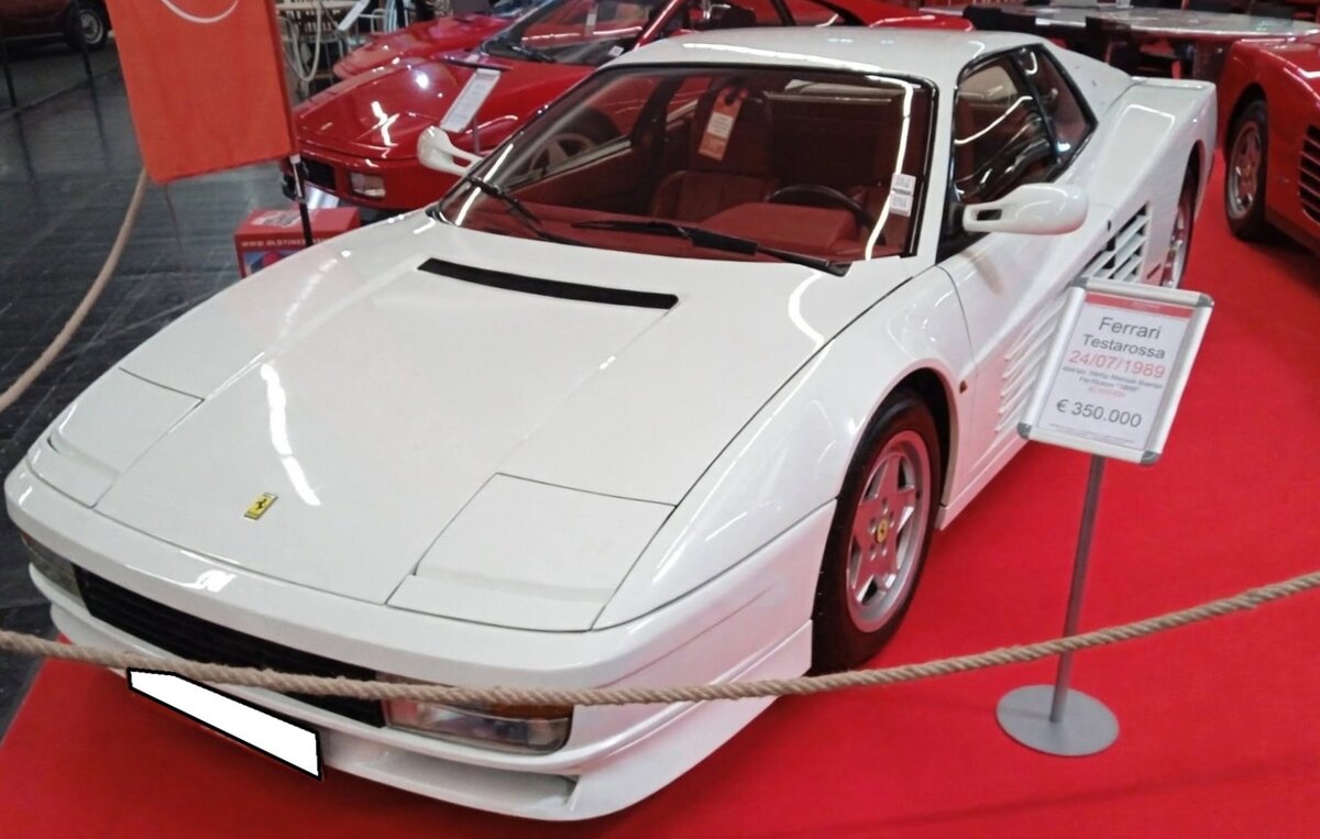 Ferrari 512  Testarossa  im Farbton bianco aus dem Jahr 1989. Produziert wurde der  Rotschopf  in den Jahren von 1984 bis 1994. Das Modell erhielt diese Zusatzbezeichnung aufgrund der rot lackierten Zylinderk�pfe. Der  Testarossa  hat einen V12-Motor mit einem Hubraum von 4943 cm� der 390 PS leistet. Techno Classica Salon in Dortmund am 25.09.2026.