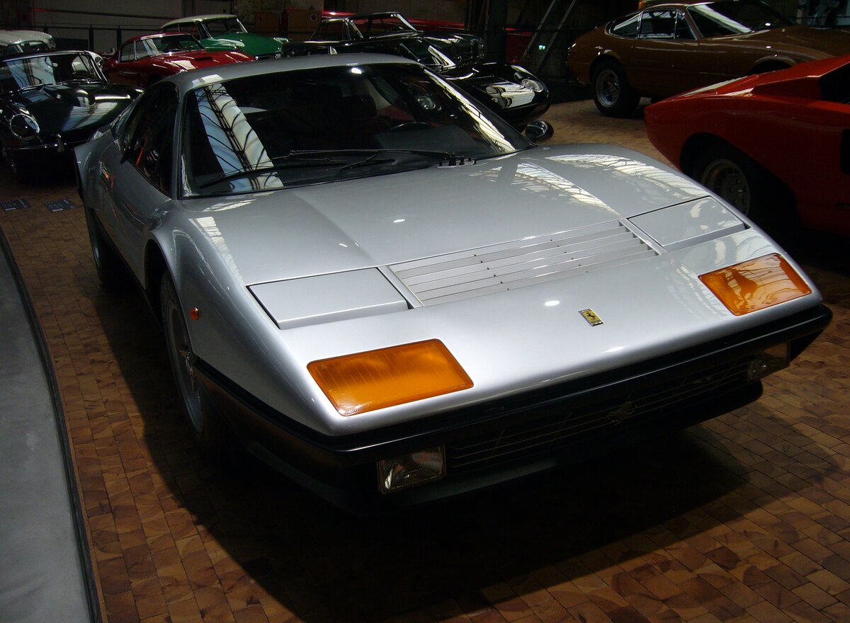 Ferrari 512BB. Im Jahr 1976 stellte Ferrari den 512BB (B erlinetta B oxer) vor. Bei diesem Modell wurde, erstmalig in der Firmengeschichte, der Motor als Mittelmotor verbaut. Der Zwölfzylinderboxermotor hat einen Hubraum von 4942 cm³ und leistet 360 PS. Die Höchstgeschwindigkeit betrug 280 km/h. Nach den Werksferien des Jahres 1981 wurde der 512BB durch das Modell 512BBi (i = iniezione) abgelöst. Nationales Automuseum/Loh Collection am 08.11.2023.