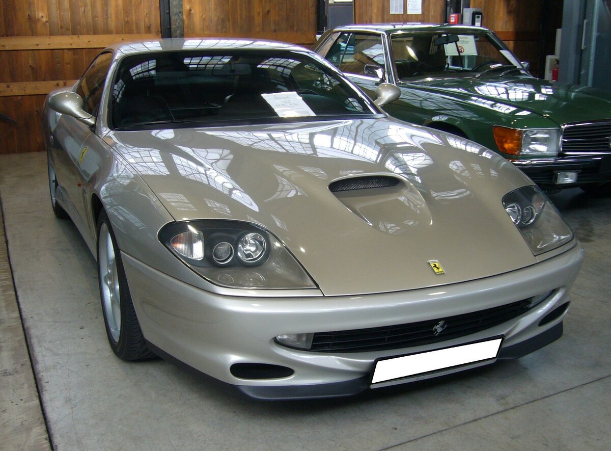 Ferrari 550 Maranello, produziert von 1996 bis 2001. Von diesem Modell verließen ca. 3.630 Exemplare die Werkshallen in Maranello. Der V12-Motor hat einen Hubraum von 5474 cm³ und leistet 485 PS. Die Höchstgeschwindigkeit liegt bei 320 km/h. Das gezeigte Coupe wurde 1999 montiert und ist im Farbton grigio Ingrid lackiert. Classic Remise Düsseldorf am 30.10.2023.