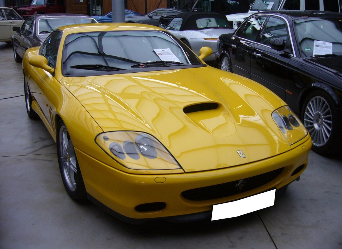 Ferrari 575 M, das M steht für den Produktionsort Maranello. Produziert wurde dieser Sportwagen in den Jahren von 2002 bis 2006. Dieses Coupe wird von einem V12-Motor mit einem Hubraum von 5748 cm³ angetrieben. Dieser  Zwölfender  leistet 515 PS und verhilft dem Wagen zu einer Höchstgeschwindigkeit von 325 km/h., das M steht für den Produktionsort Maranello. Produziert wurde dieser Sportwagen in den Jahren von 2002 bis 2006. Dieses Coupe wird von einem V12-Motor mit einem Hubraum von 5748 cm³ angetrieben. Dieser  Zwölfender  leistet 515 PS und verhilft dem Wagen zu einer Höchstgeschwindigkeit von 325 km/h. Classic Remise Düsseldorf am 26.02.2024.