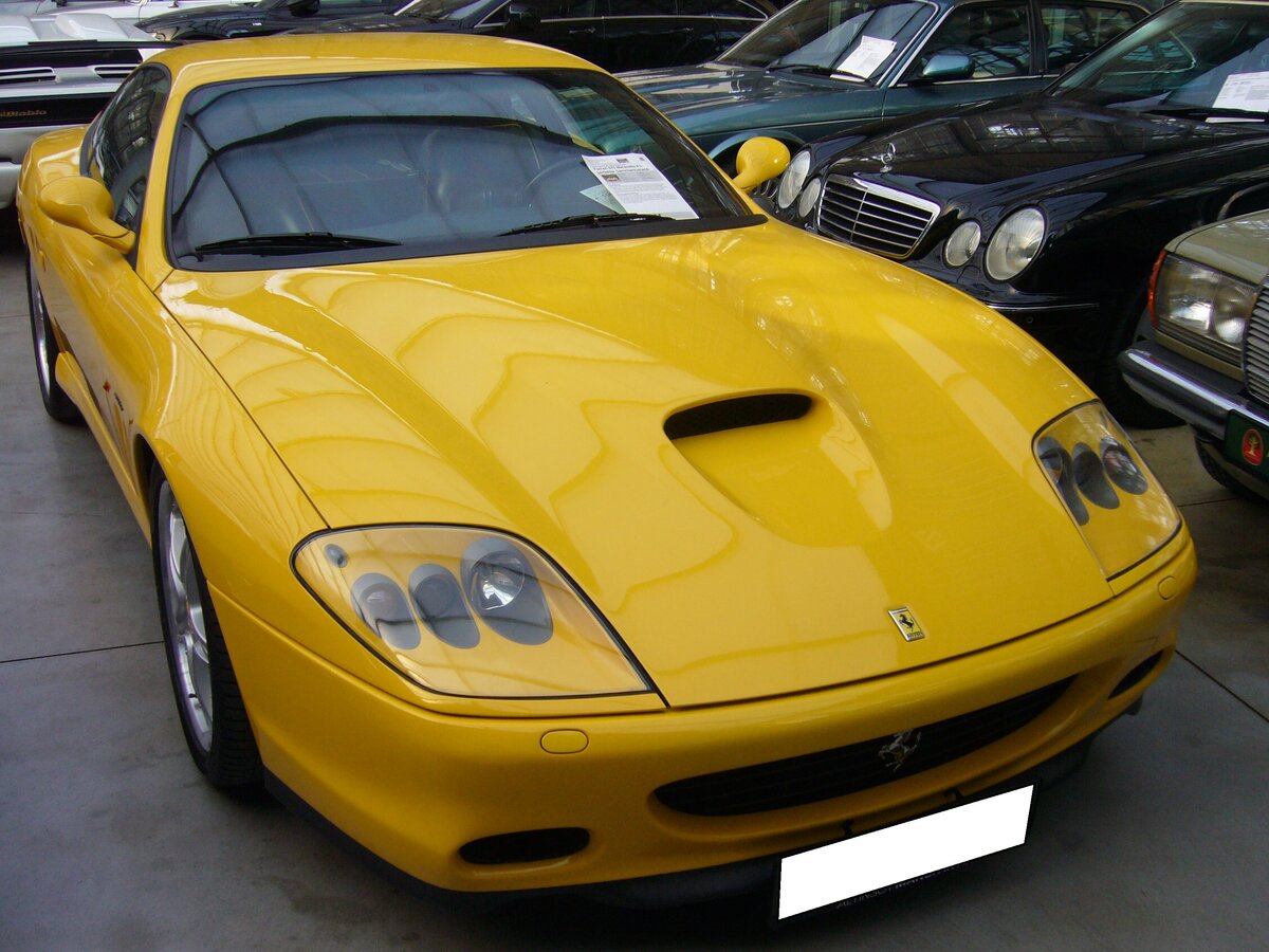Ferrari 575M. Das M in der Typenbezeichnung steht für den Produktionsort Maranello. Produziert wurde dieser Sportwagen in den Jahren von 2002 bis 2006. Dieses Coupe wird von einem V12-Motor mit einem Hubraum von 5748 cm³ angetrieben. Dieser  Zwölfender  leistet 515 PS und verhilft dem Wagen zu einer Höchstgeschwindigkeit von 325 km/h. Classic Remise Düsseldorf am 20.07.2022.