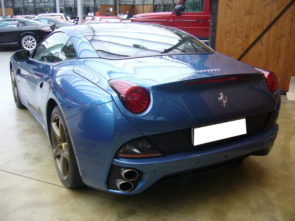 Ferrari California Edition 30 in der Lackierung blu mirabeau aus dem Jahr 2013. Classic Remise Düsseldorf am 26.02.2024.