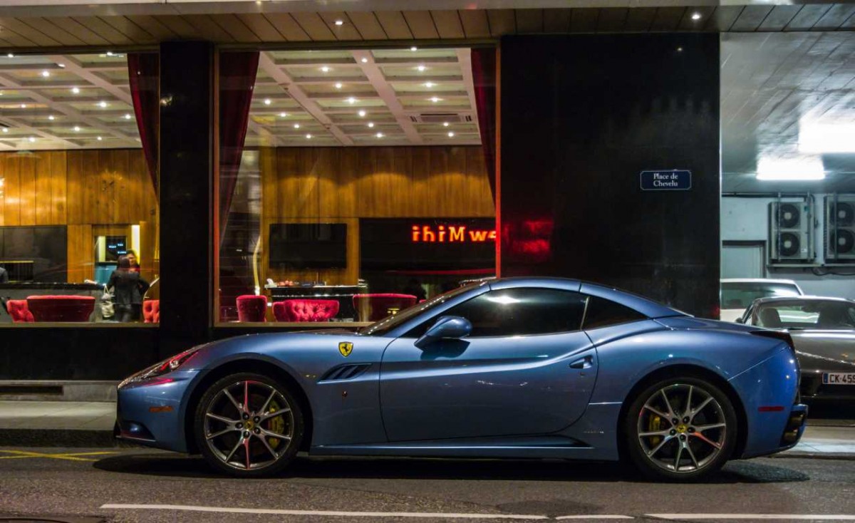 Ferrari California, gesehen in der  genfer Nacht  am 15.03.2014