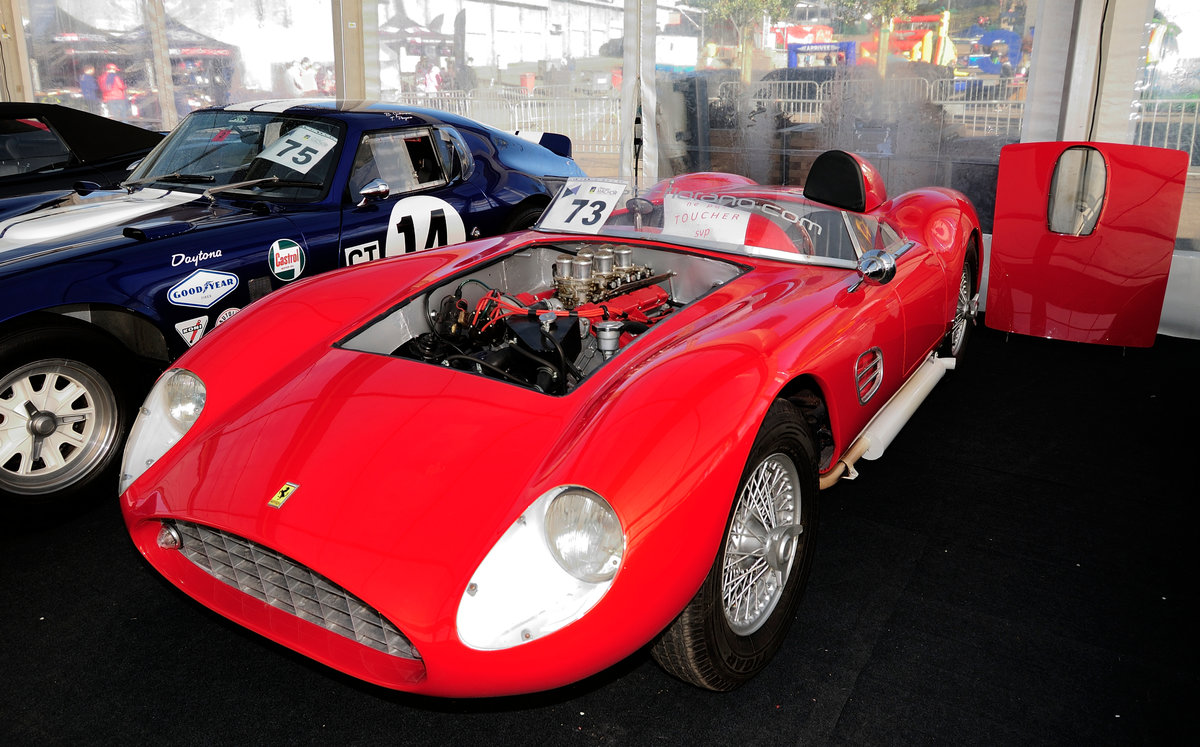 Ferrari Dino 196 S Evocation, Ausstellung von Stanislas Machoïr – Classic & Sports Cars at Spa-Francorchamps. 6.Mai 2017 vor den Tribühnen 