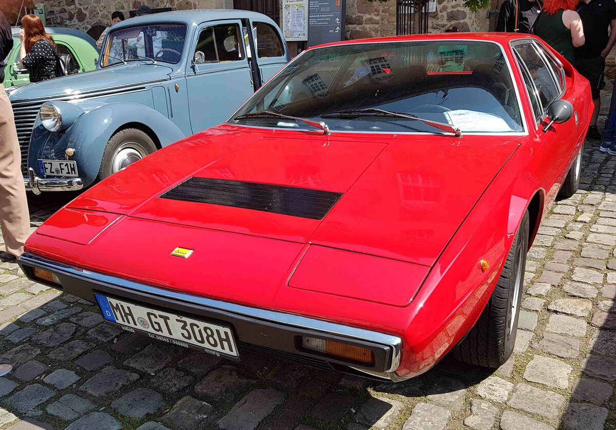 =Ferrari Dino 308 GT 4, Bj. 1975, steht bei der Oldtimerveranstaltung in Spangenberg im Mai 2023
