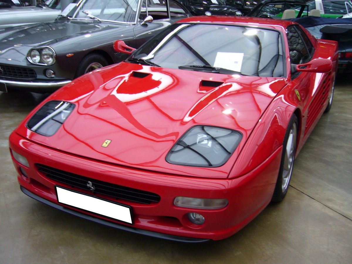 Ferrari F 512 M. 1994 - 1996. Der F 512 M (steht für modificata) war die letzte Ausbaustufe des bereits 1984 vorgestellten Testarossa. Der V-12 Motor leistet 446 PS aus einem Hubraum von 4943 cm³. Die Höchstgeschwindigkeit liegt bei ca. 310 km/h. Classic Remise Düsseldorf am 30.01.2016.