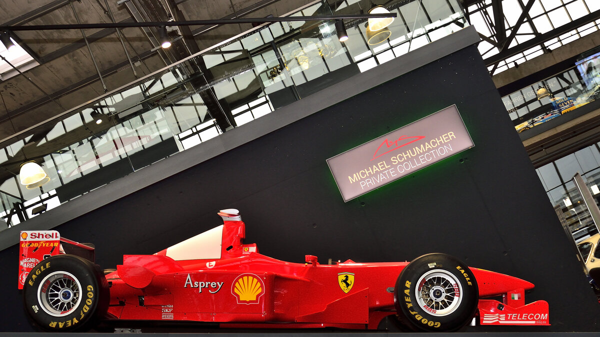 Ferrari F300 von 1998, Michael Schumacher fuhr mit der Nr.3 die F1 Saison 1998.
Aufnahme am 16.11.2021 in der Motorworld Köln, Kamera extra so weit gedreht bis der Wagen Wagerecht erscheint.