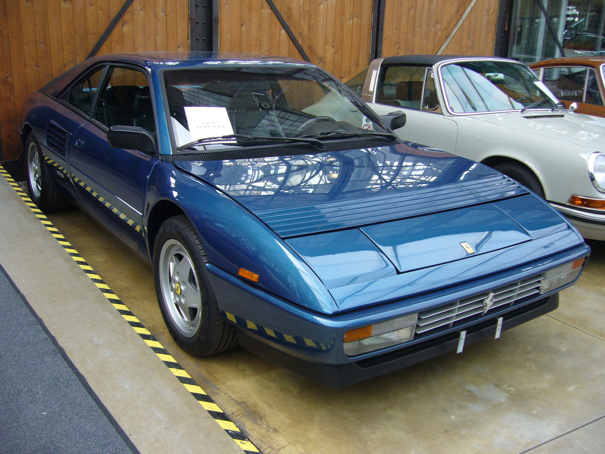 Ferrari Mondial 8, gebaut von 1980 bis 1982. Der Mondial 8 wurde 1980 auf dem Genfer Autombilsalon vorgestellt und bereits 1982 durch den Mondial Quattrovalvole abgelöst. Dem Mondial erging es, wie vielen Theaterstücken oder Kinofilmen. Von der Kritik zerrissen, aber vom Publikum begrüßt. Obwohl echte  Ferraristi  als Auto für Familieväter abtaten, verkaufte man jedes Jahr ca. 500 Fahrzeuge dieses Typs. Der als Mittelmotor verbaute V8-Motor hat einen Hubraum von 2926 cm³ und leistet 214 PS. Die Höchstgeschwindigkeit gab man in Maranello mit 225 km/h an. Classic Remise Düsseldorf am 19.07.2020.