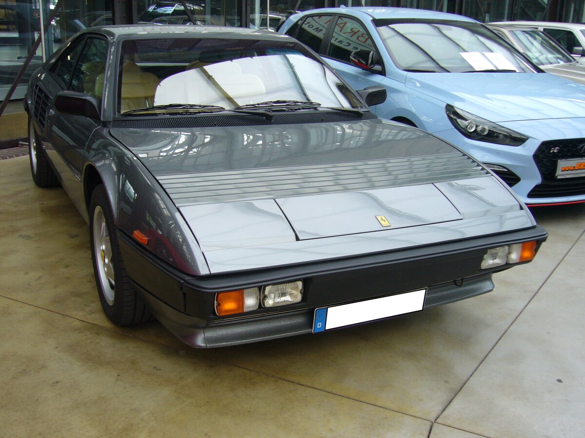 Ferrari Mondial Quattrovalvole Coupe, gebaut von 1982 bis 1985 in 1144 Einheiten. Angetrieben wird der Wagen von einem V8-Motor, der aus einem Hubraum von 2926 cm³ 240 PS leistet. Die Höchstgeschwindigkeit gab man in Maranello mit 242 km/h an. Classic Remise Düsseldorf am 07.06.2021.