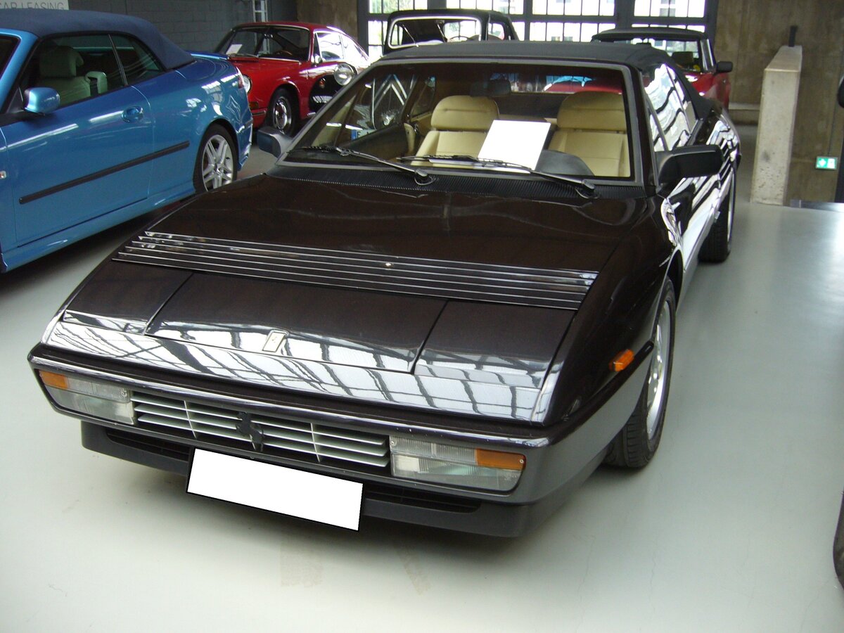 Ferrari Mondial T Cabriolet, gebaut in den Jahren von 1982 bis 1985. Das Modell wurde bereits 1980 als Mondial 8 vorgestellt. Der Mondial, dessen Karosserie von Pininfarina gezeichnet wurde, konnte als Coupe und Cabriolet bestellt werden. Der als Mittelmotor verbaute V8-Motor hat einen Hubraum von 2926 cm³ und leistet 241 PS. Classic Remise Düsseldorf am 22.02.2023.