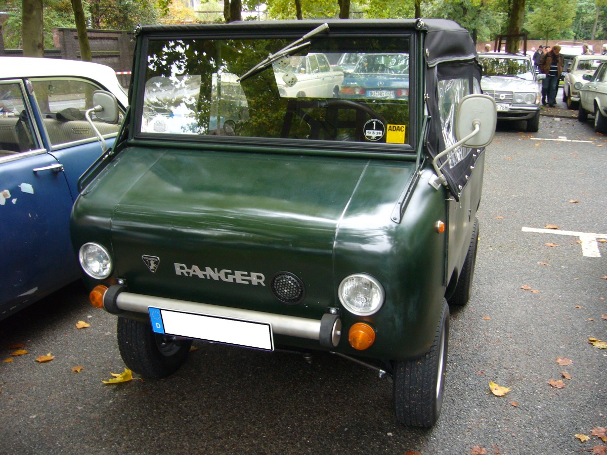 Ferves Ranger. 1966 - 1971. Der Ranger war das erste und einzige Modell der Turiner Firma. Die Motorisierung des 4x4 Ranger stammt vom Fiat 500. Besucherparkplatz der Historicar am 17.10.2015. 