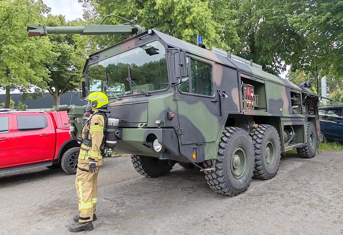 =Feuerl�schfahrzeug der Bundeswehr, ausgestellt beim Hessentag in Fulda, 06-2026