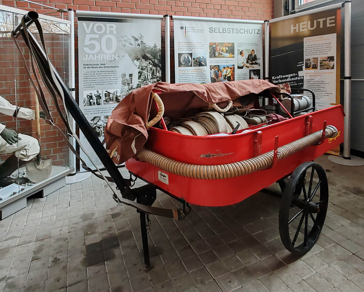 =Feuerl�schkarre mit TS 2.5 von Deutsche Telekom, Standort Fulda. Dieses Modell wurde bei verschiedenen Beh�rden, bei Post und Bundeswehr stationiert. Baujahr ist das Jahr 1960, Hersteller die Firma A. Ziegler, Antrieb ist ein F&S-Motor mit 151 ccm. Heute ist die Karre Bestandteil des Fuldaer Feuerwehrmuseums, 11-2025