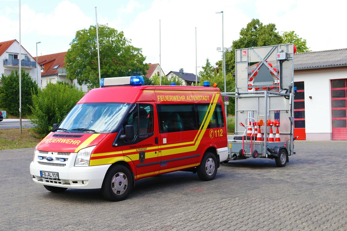 Feuerwehr Altenstadt (Hessen) Ford Transit MTW (Florian Altesntadt 1/19) mit Verkehrssicherungsanhänger am 29.07.23 bei einen Fototermin. Danke für das tolle Shooting
