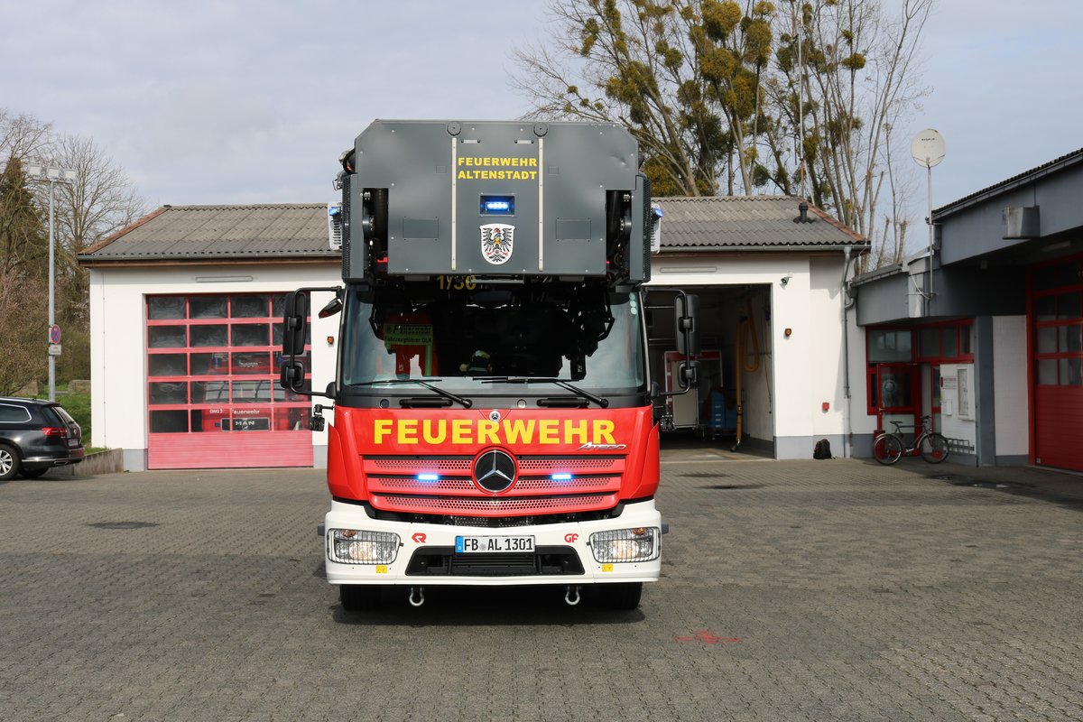 Feuerwehr Altenstadt (Hessen) Mercedes Benz Atego Metz DLK23/12 am 14.03.20 bei einen Fototermin 