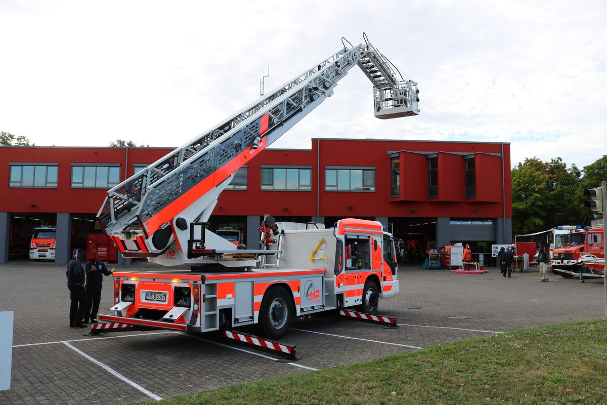 Feuerwehr Aschaffenburg IVECO Magirus DLK 23/12 am 29.09.19 beim Tag der offenen Tür