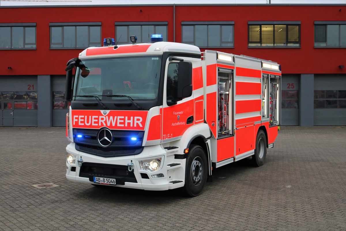 Feuerwehr Aschaffenburg Mercedes Benz Antos TLF1 (Florian Aschaffenburg 1/32/1) am 14.12.18 bei einen Fototermin 