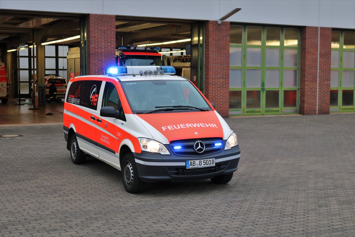 Feuerwehr Aschaffenburg Mercedes Benz Antos Vito KdoW (Florian Aschaffenburg 1/12/1) am 14.12.18 bei einen Fototermin 