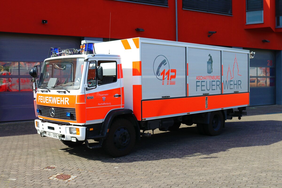 Feuerwehr Aschaffenburg Mercedes Benz GW-Gefahrgut (Florian Aschaffenburg 1/52-1) am 01.07.23 bei einen Fototermin. Vielen Dank für das tolle Shooting
