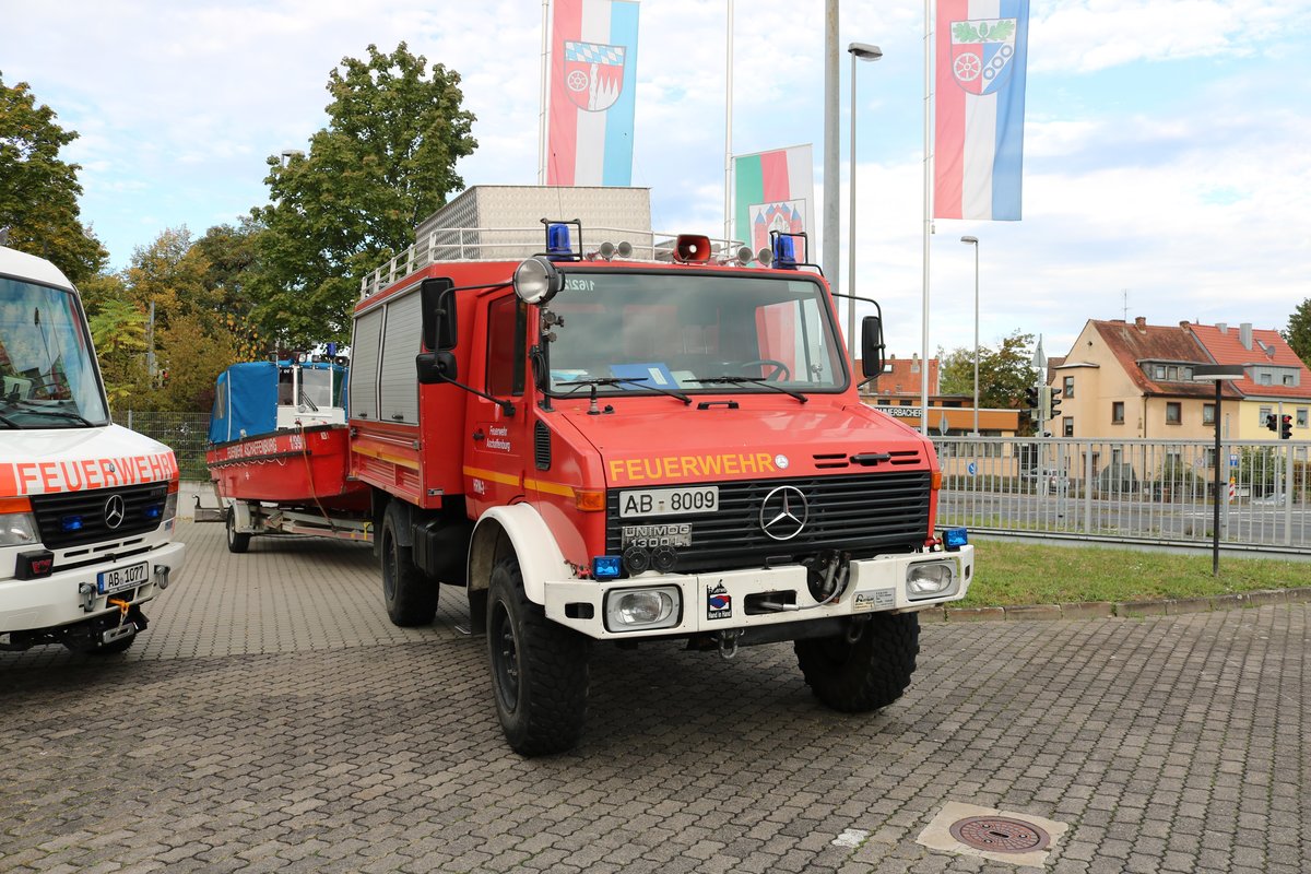 Feuerwehr Aschaffenburg Mercedes Benz Unimog 1300 mit Boot am 29.09.19 beim Tag der offenen Tür