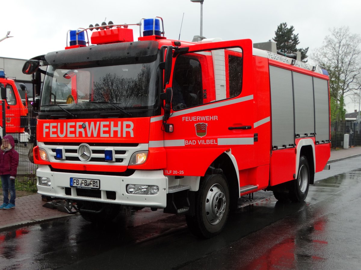 Feuerwehr Bad Vilbel Mercedes Benz Atego TLF 20/25 (Florian Vilbel 1-22-1) am 07.05.17 beim Tag der Offenen Tür am neuen Gerätehaus im Stadtteil Heilsberg