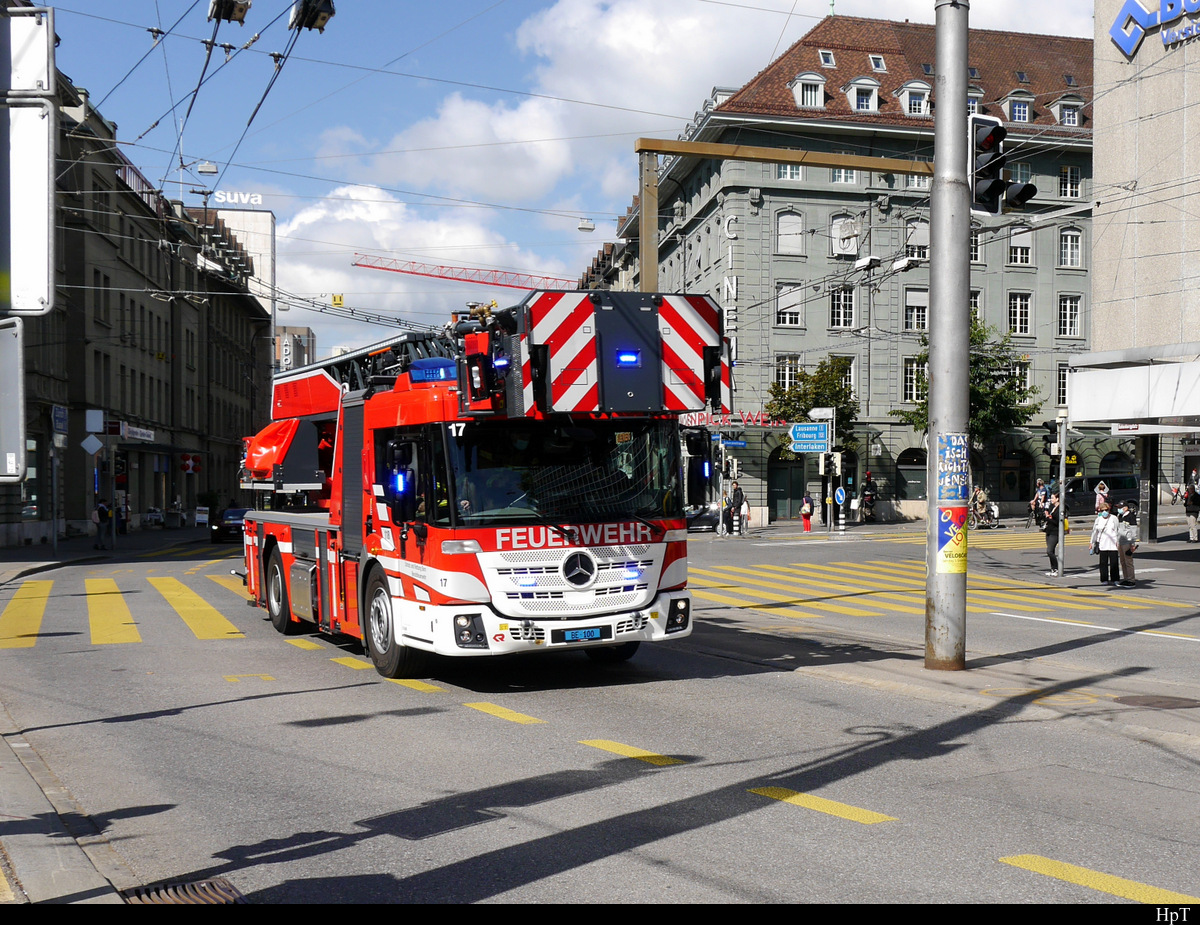 Feuerwehr Bern - Mercedes  BE 100 unterwegs mit Blaulicht durch die Stadt Bern am 07.09.2020