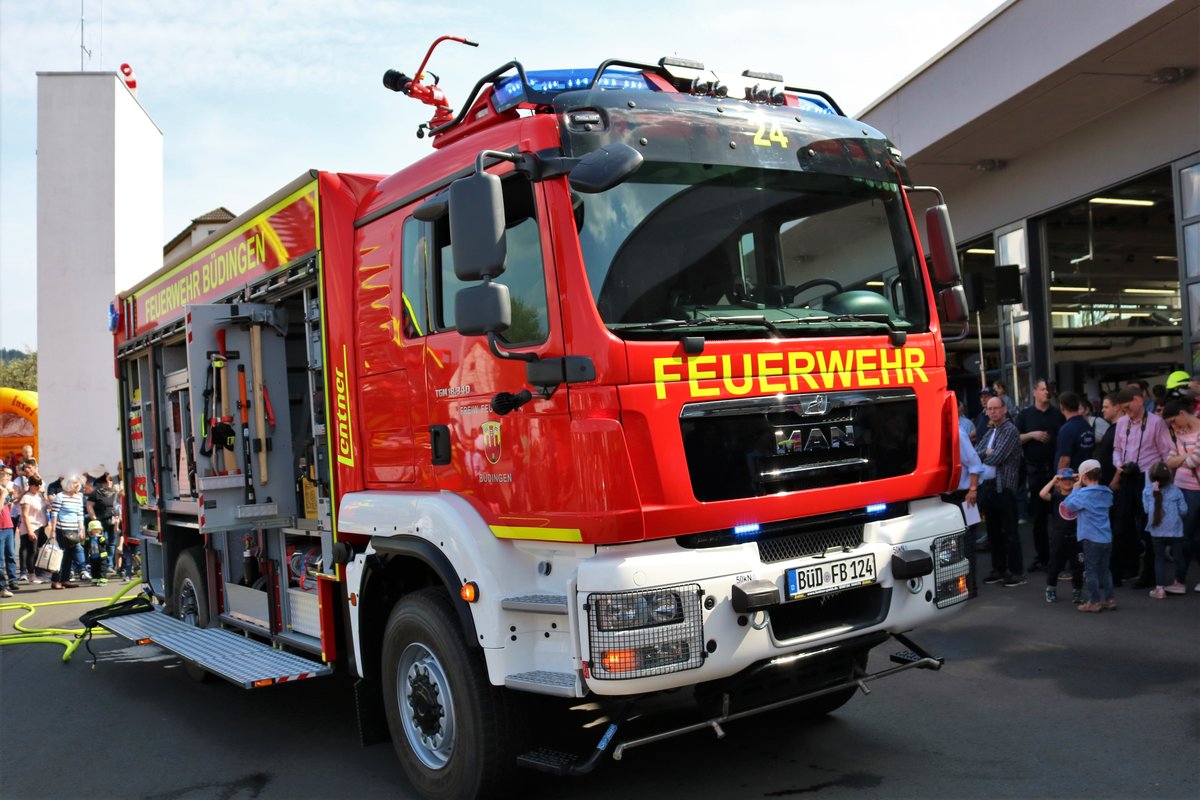 Feuerwehr Büdingen MAN TGM TLF4000 (Florian Büdingen 1-22-1) am 15.04.18 beim Tag der offenen Tür bei einer Vorführung