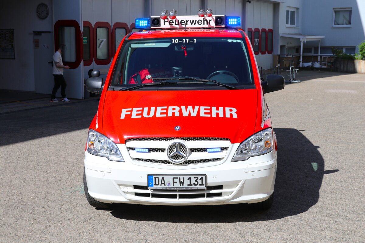 Feuerwehr Darmstadt Innenstadt Mercedes Benz Vito ELW (Florian Darmstadt 10-11-1) am 06.04.24 bei einen Fototermin. Danke für das tolle Shooting