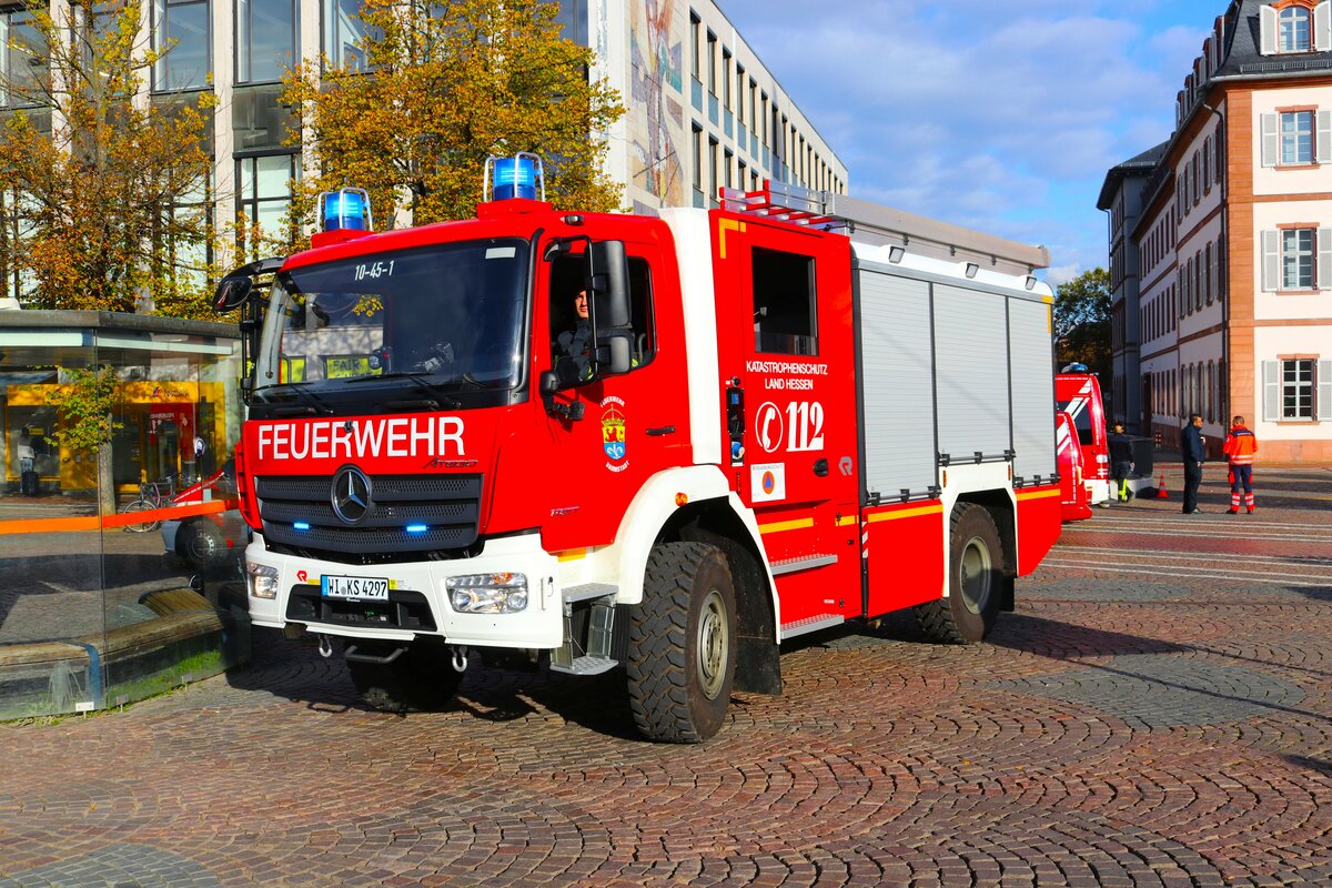 Feuerwehr Darmstadt Mercedes Benz Atego LF20 Kats am 15.10.23 in Darmstadt bei einer Großübung
