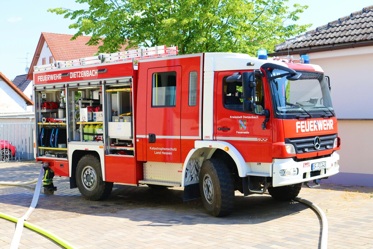 Feuerwehr Dietzenbach Mercedes Benz Atego LF10 KatS am 17.06.23 bei einer Jugendfeuerwehrübung in Rödermark